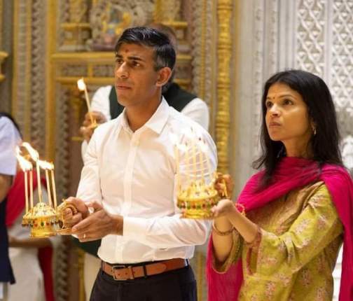 UK के प्रधानमंत्री ऋषि सुनक ने पत्नी संग की अक्षरधाम मंदिर में पूजा, देखें तस्वीरें